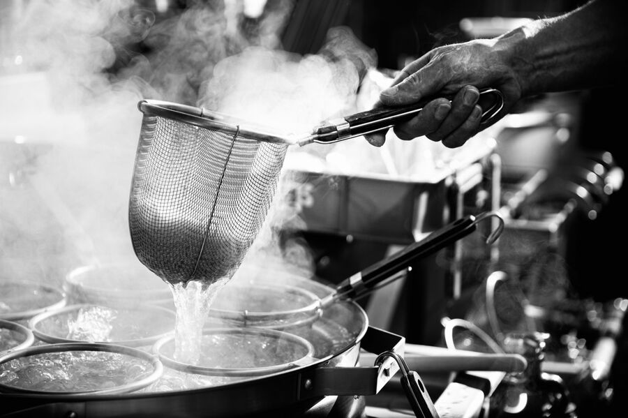 麺を湯切りする様子