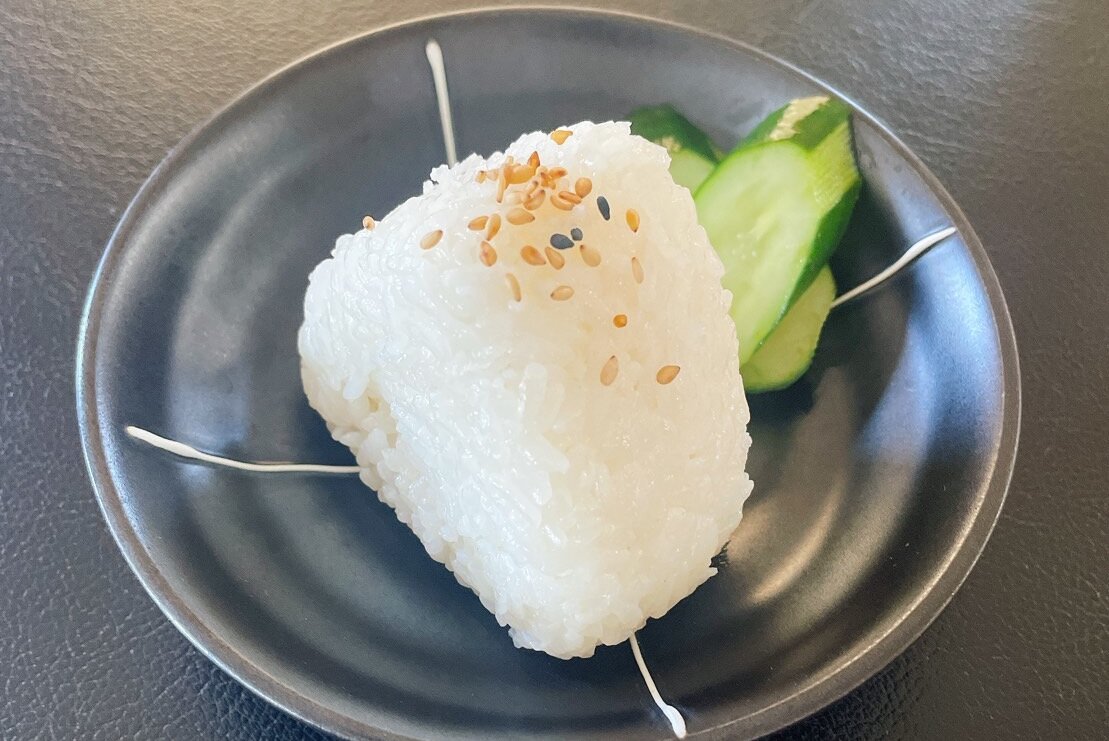 おにぎり（漬物付）